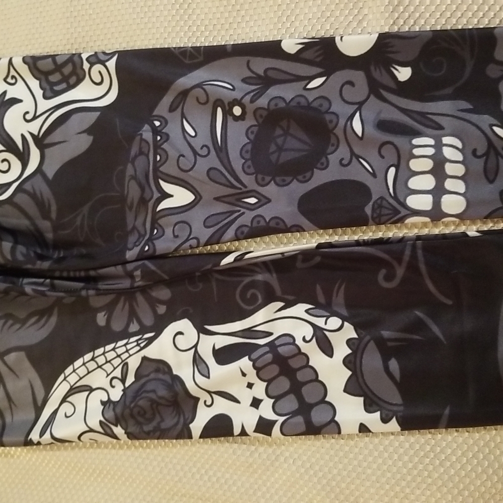 GOTHIC LEGGINGS SIZE XL WITH SKULLS AND FLOWERS - Picture 6 of 8